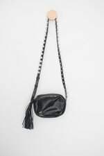 bolsa schutz feminina preta com aplique e tassel