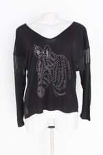 blusa clock house feminina preta com aplique e recortes