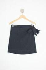 saia feminino preto com pregas e sobreposição