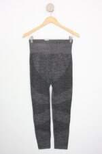 calça de tecido feminina cinza com cós com elástico e recortes