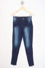 calça jeans feminina azul com ilhós