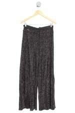 calça pantalona You Com feminina preta estampada com fenda e plissado