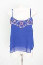 regata bellina & co feminina azul com bordado e sobreposição