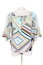 blusa feminina estampada com recortes e renda