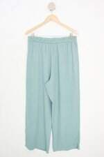 calça de tecido feminina verde com fenda