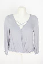 blusa talita kume femininA cinza com barra mullet e recortes