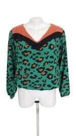 blusa contemporânea feminina estampada com recortes