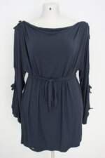 vestido feminino verde com faixa na cintura e recortes