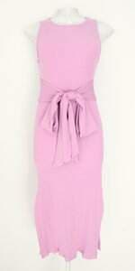 vestido feminino rosa com faixa na cintura e fenda
