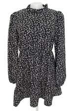 vestido curto manga longa preto com estampa floral