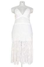 vestido C&A feminino branco com fenda e meio forro