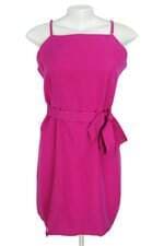 vestido miduo feminino rosa com faixa na cintura e fenda