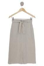 Saia feminina bege com faixa na cintura e fenda