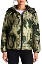 jaqueta puffer Achados das Influencers feminina com estampa militar