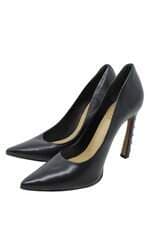 scarpin Schutz feminino preto com apliques de metal