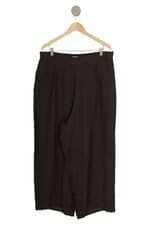 calça de tecido feminino marrom com pregas