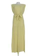 Vestido longo amarelo com faixa na cintura e fenda