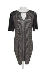 Vestido curto Thamara Capelão estampado com aplique e recortes