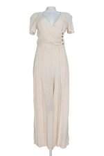 Macacão feminino bege com aplique e faixa na cintura