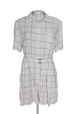 Macaquinho Renner branco quadriculado com faixa na cintura