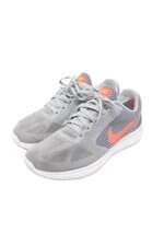 Tênis Nike Revolution feminino cinza