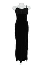 Vestido One Up em veludo preto com fenda e renda