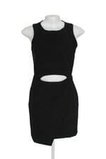 vestido feminino preto com recortes