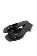 Tamanco Usaflex feminino em verniz preto com detalhe dourado 