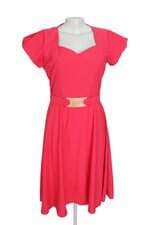 Vestido feminino rosa com faixa na cintura