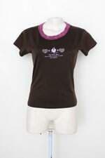 Camiseta feminina marrom escuro estampada  