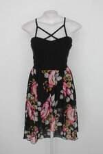 Vestido charlotte russe feminino preto com saia estampada e barra mullet