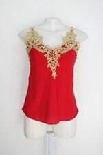 Blusa Mariskka Feminina Vermelha com Aplicação Dourado no Decote