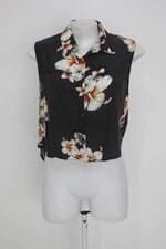 Camisa lez a lez feminina preta floral com Barra Mullet e Recortes