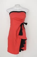 Vestido feminino vermelho e preto com Recortes e Babado