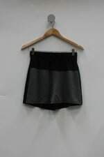 Shorts feminino bicolor com Recortes e Cós com elástico