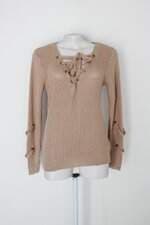 Suéter feminino bege com Ilhós