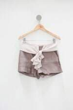 Shorts Amissima feminino bege com Sobreposição