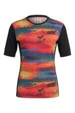 Camiseta esportiva Adidas feminina estampada com recortes