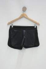 Shorts esportivo feminino preto com recortes