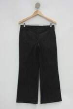 Calça Social perspectiva feminina preta listrada 