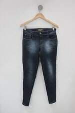 Calça Jeans lança perfume feminina azul