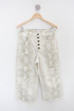 Calça pantacourt de sarja marisa feminina estampada