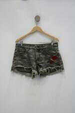 Shorts feminino com estampa militar com Bordado