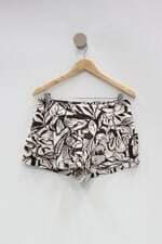 Shorts Saia produção feminina estampada com Sobreposição