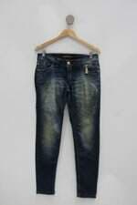 Calça Jeans denuncia feminina azul