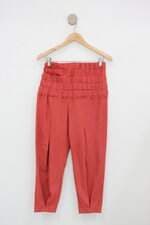 Calça de tecido mais um feminina coral com Cós com elástico e Pregas