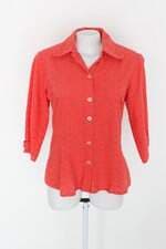Camiseta feminino coral com Bordado e Recortes