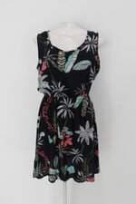 Vestido feminino estampado com Ilhós