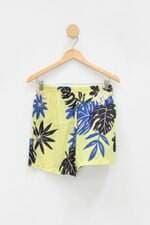 Shorts feminino amarelo com folhagem 