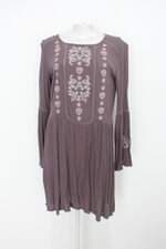 Vestido feminino roxo com Bordado